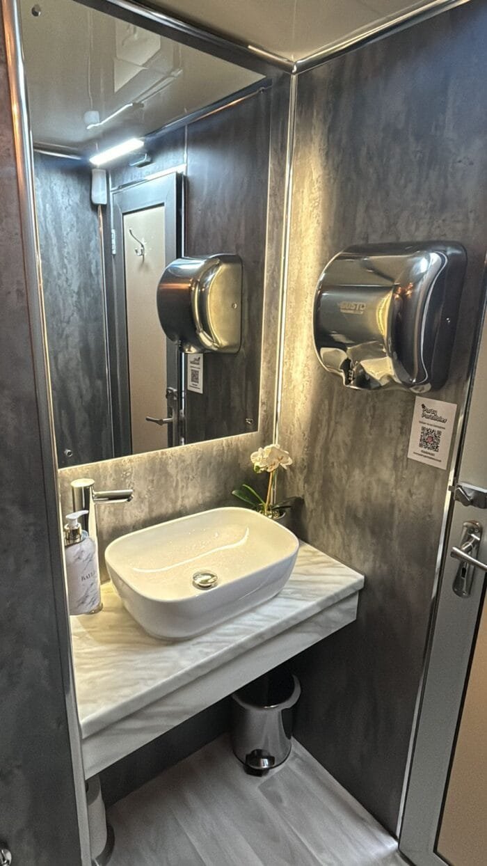 Luxury Toilet Trailer - Image 6