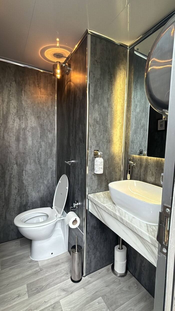 Luxury Toilet Trailer - Image 3